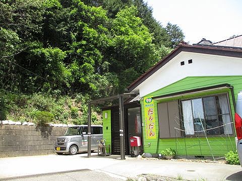 自然に囲まれただん・だんの建物外観