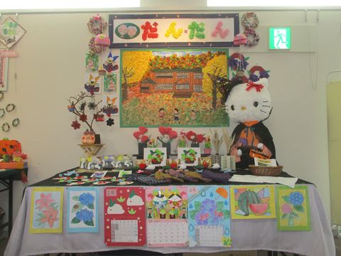 利用者様の共同作品が飾られた壁面ディスプレイ